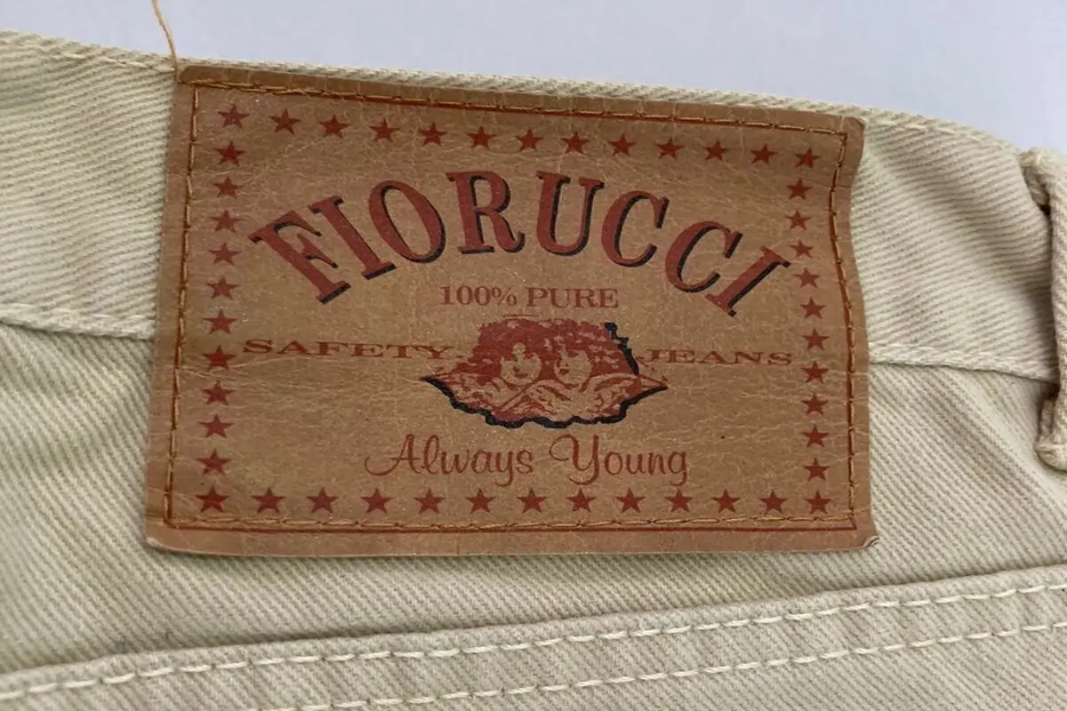 O que é e como usar calça Fiorucci masculina dos anos 90?