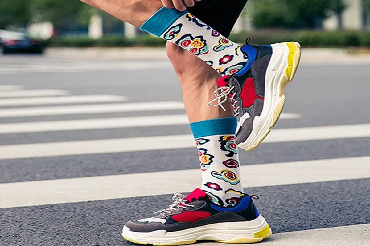 Como as Meias Coloridas Anos 2000 Revolucionaram o Estilo Masculino
