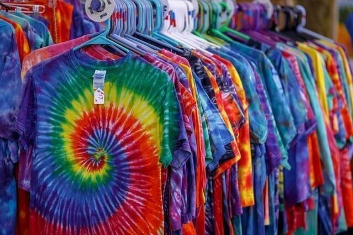 Camisetas com Estampa Tie-Dye: O Clássico dos Anos 70 em Alta