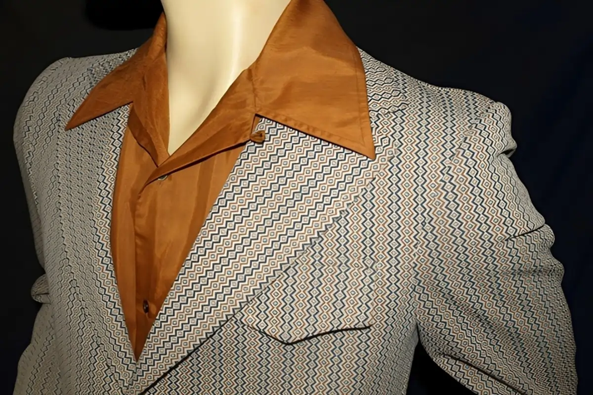 Camisas de Gola Alta e Colarinhos Exagerados: Como Usar a Tendência dos Anos 70