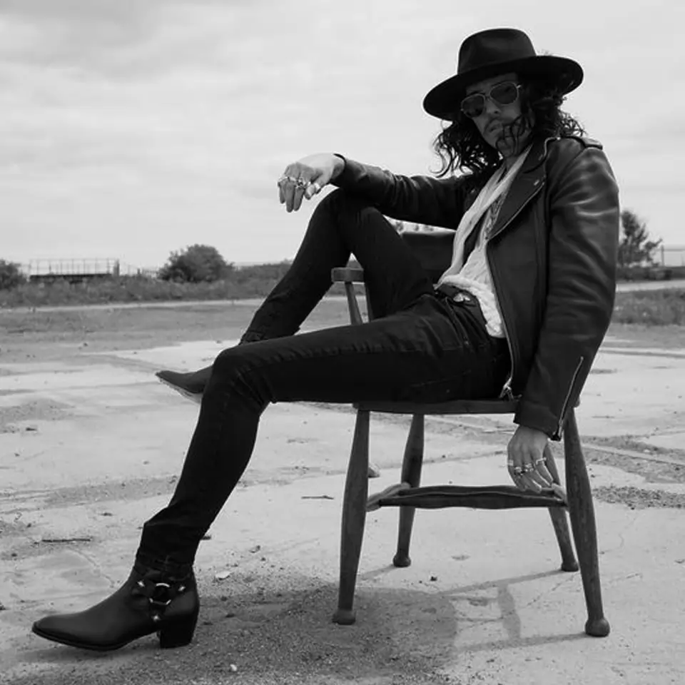 Como Adotar o Estilo Rocker Masculino dos Anos 70 no Dia a Dia 5