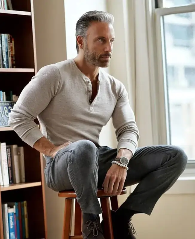 10 Peças, 100 Looks o Guia Definitivo do Guarda-Roupa Masculino Essencial em 2025 3