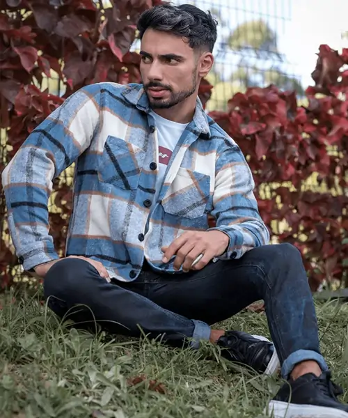 Jeans  A combinação da camisa xadrez masculina com jeans é um clássico que nunca falha. Seja um jeans escuro ou claro, essa combinação é sempre uma boa pedida, oferecendo um visual equilibrado e estiloso.