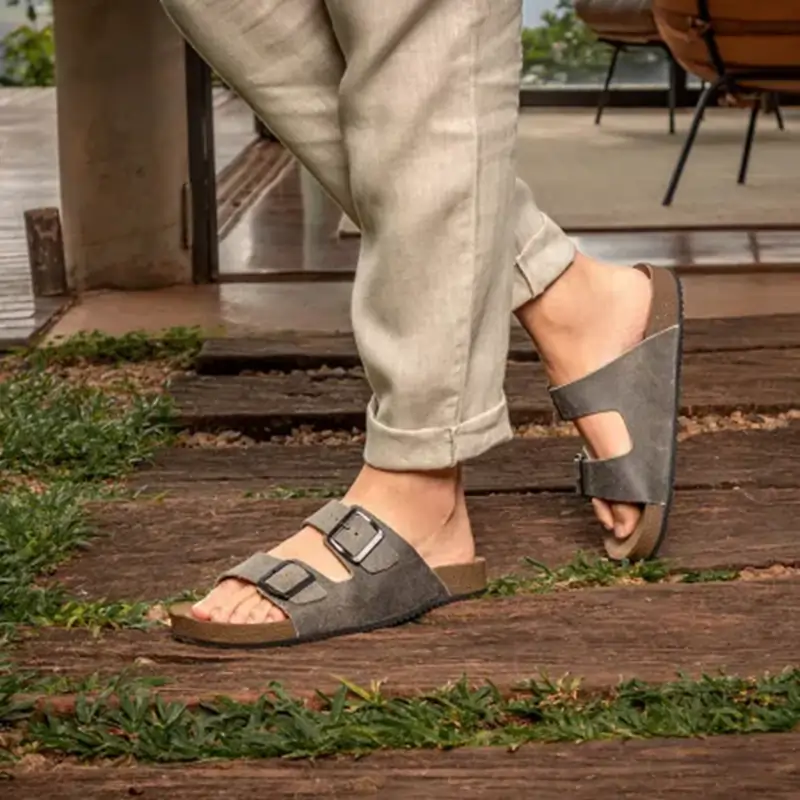 Sandálias Masculinas Inspiradas nos Anos 70 O Look Descontraído para o Verão 2